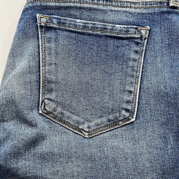 Level 99 3 1/2” Inseam Cuffed High Rise Shorts Size 29 - Picture 12 of 16